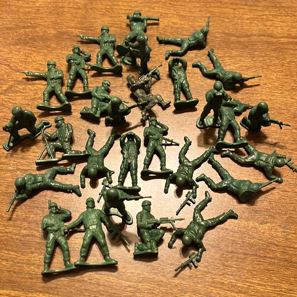 Lot of 28 Army miniatures